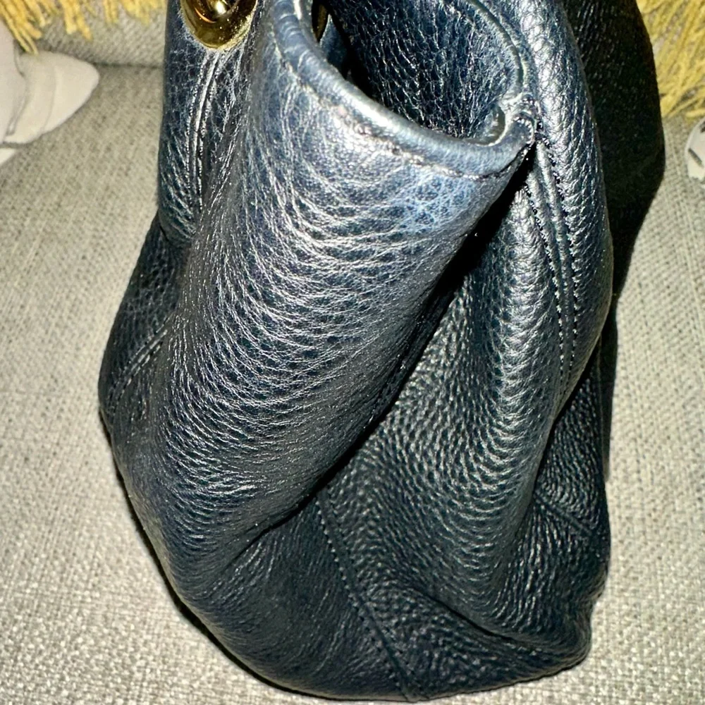 Michael Kors Camden Pebbled Leather Bucket Bag Black with MK Medallion Tassel - Picture 9 of 16